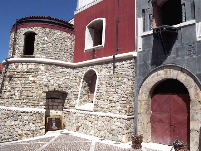 Uno scorcio del castello aragonese di Bella