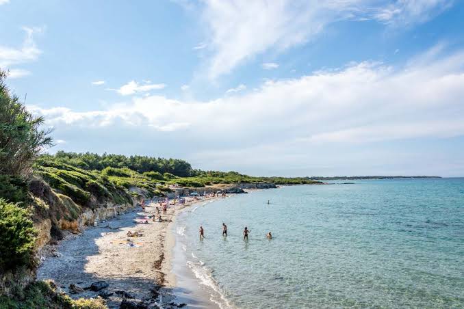Baia dei Turchi: un angolo di paradiso tra mare cristallino e natura