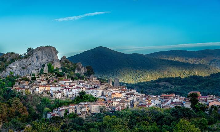 In Italia esiste un borgo dove le case sembrano aggrappate alla montagna: ecco dove si trova