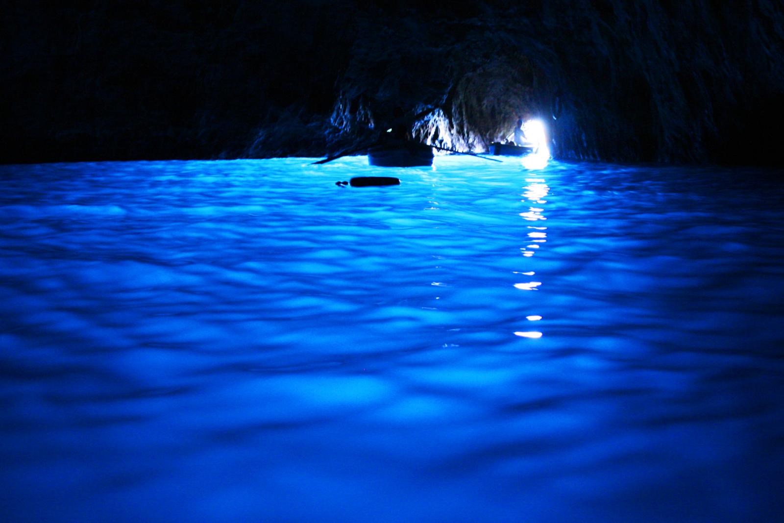 La Grotta Azzurra di Capri è ancora più spettacolare di quanto immagini: ecco quando visitarla