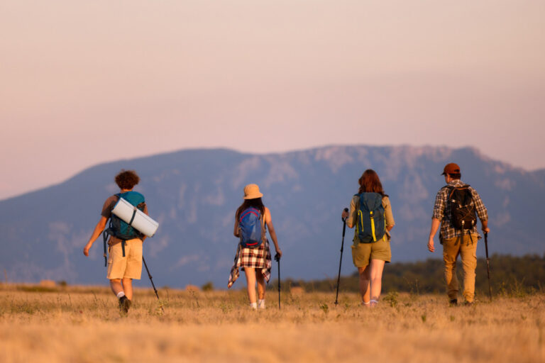 Camminare per giorni: perché sempre più italiani scelgono questo tipo di vacanza