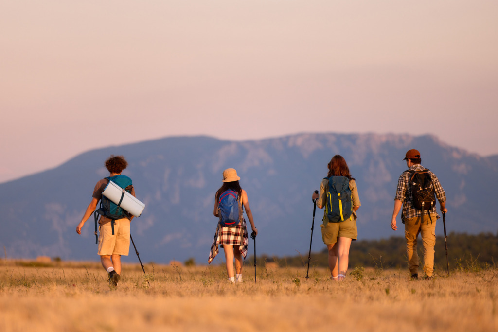 Camminare per giorni: perché sempre più italiani scelgono questo tipo di vacanza