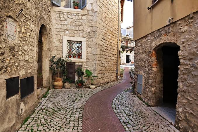 il borgo medievale dove è custodito il mosaico di Giotto