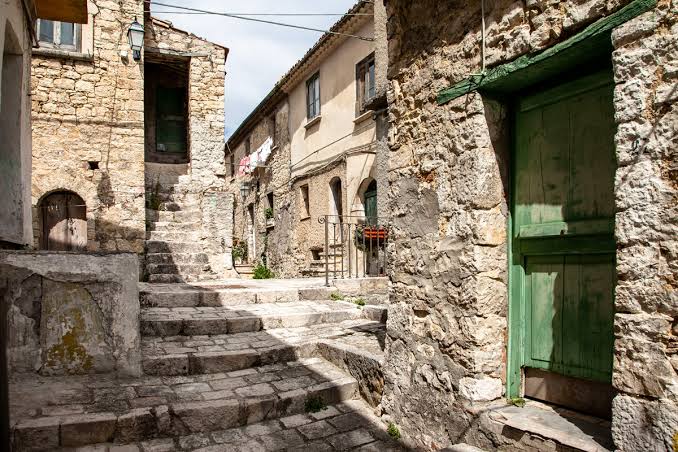 Il piccolo paese del Molise con vicoli stretti e case in pietra: dove si trova