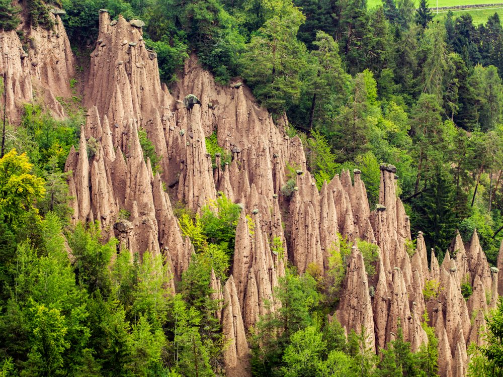 le piramidi di terra del Trentino: perché hanno questa forma incredibile