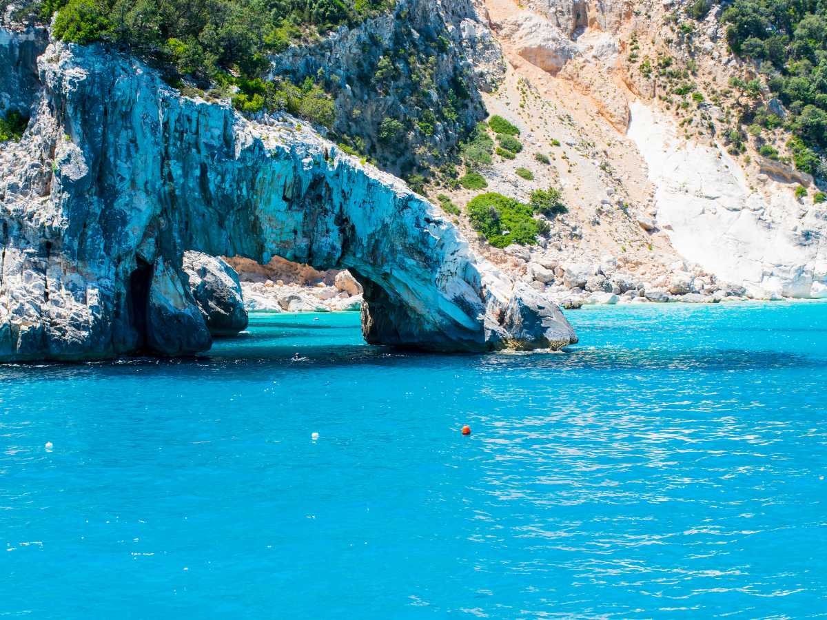 Cala Goloritzé, la spiaggia sarda con un arco di roccia che sembra scolpito a mano