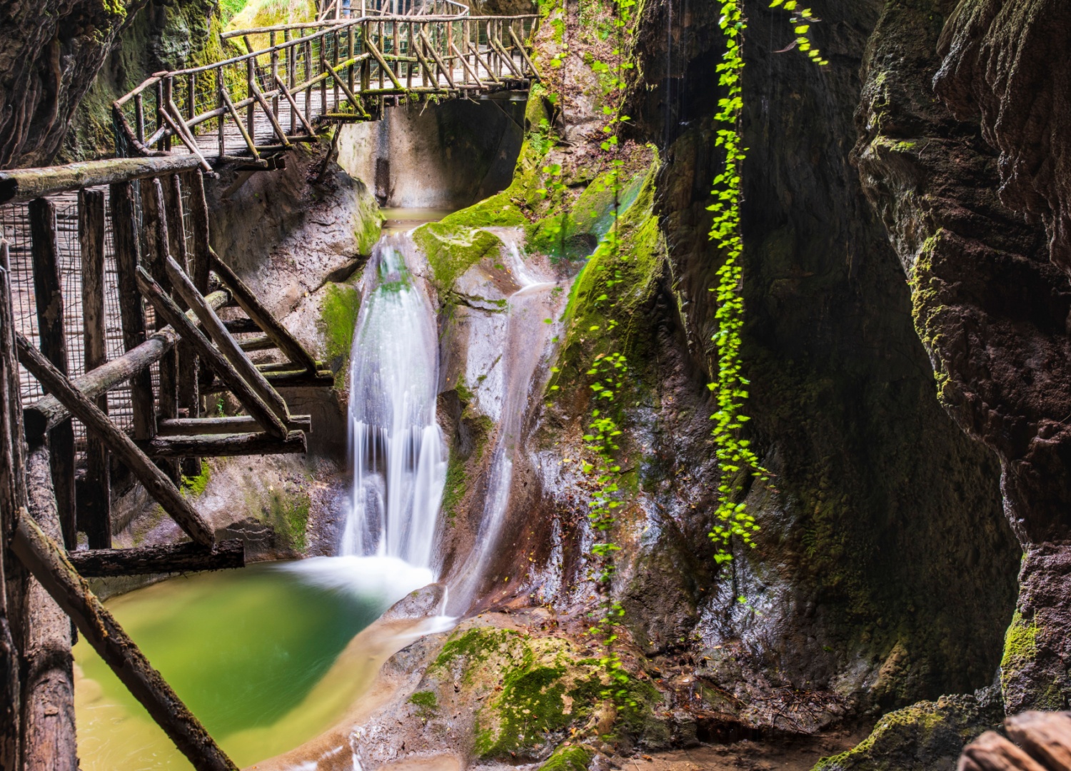 La cascata nascosta del Veneto che pochi conoscono: le Grotte del Caglieron
