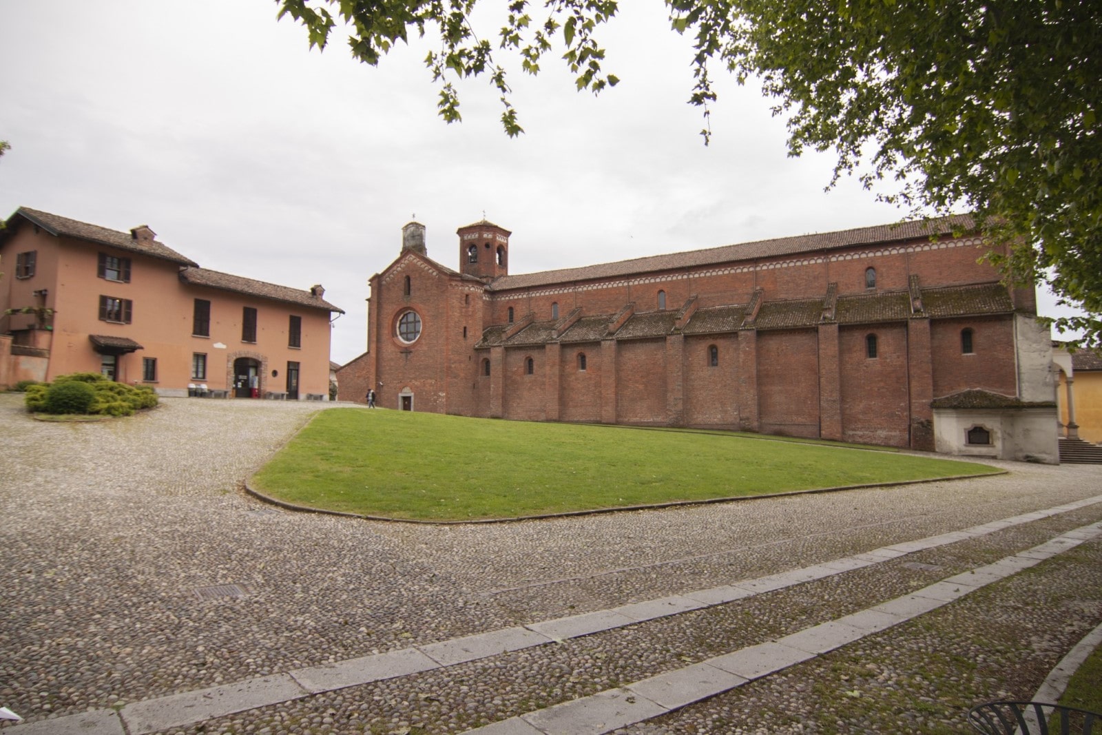 Morimondo, il piccolo borgo lombardo che custodisce una magnifica abbazia medievale