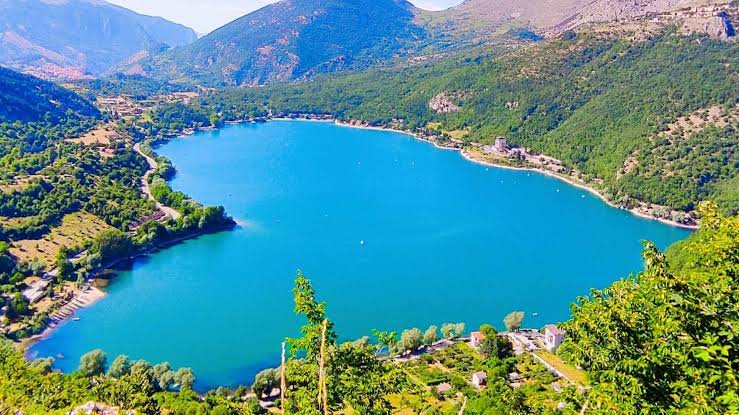 Scanno, il paese abruzzese famoso per il suo lago a forma di cuore